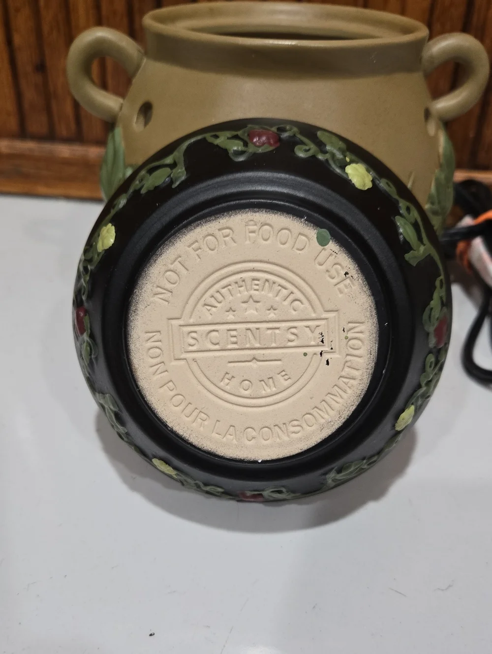 SCENTSY  **GRAPEVINE** WARMER - FULL SIZE - WAX MELTER w/BULB - DISCONTINUED